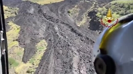 Etna, escursionista salvato come nei film da un elicottero dei Vigili del fuoco
