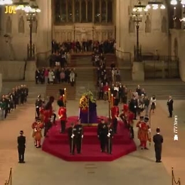 Guardia reale sviene davanti il feretro della regina Elisabetta