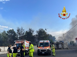 Incubo incendi a Catania, fiamme nell'Oasi del Simeto sfiorano pista dell'aeroporto