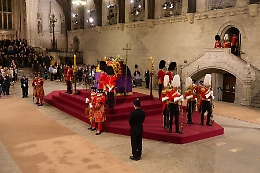 Il Regno Unito in fila per rendere omaggio a Elisabetta II