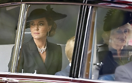 Il collier di perle indossato da Kate ai funerali: doppio omaggio a Elisabetta e a Diana