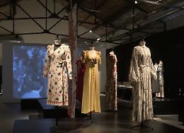 La Swinging London e il Flower Power rivono nella mostra  &ldquo;Mr&amp;Mrs Clark. Ossie Clark and Celia Birtwell | Fashion and Prints 1965-74"