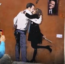 Salvini bacia Giorgia Meloni: censurato il murale di TvBoy