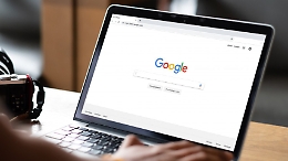 Quando il "Dottor Google" diventa pericoloso: in crescita il fenomeno delle cure cercate sul web