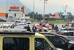 Bolzano: atterraggio d'emergenza nel parcheggio del supermercato: 5 feriti