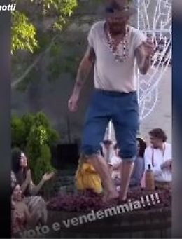 Jova come Celentano, la pigiatura dell'uva a ritmo di musica