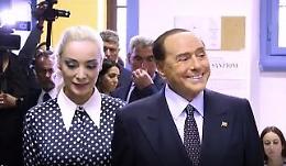 Elezioni, Berlusconi al voto a Milano insieme alla compagna