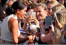 Nuovo scandalo, Meghan: "Non posso credere di non essere pagata per salutare la gente"