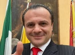 De Luca annuncia il "Munnizza day": &laquo;Schifani perde tempo per decidere come spartire le poltrone&raquo;