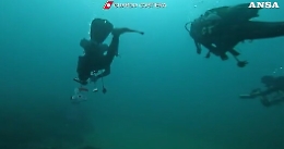 Un sub avvista tre ancore d'epoca romana nel Trapanese: recuperate dalla Guardia Costiera