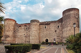 Catania festeggia il  2751° compleanno con un gala lirico (gratuito) al  Bellini