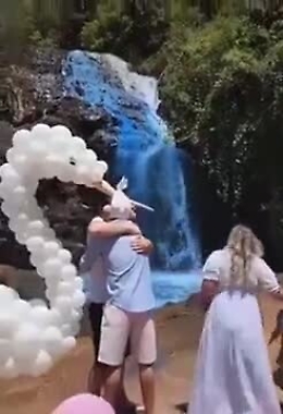 La cascata colorata di blu per annunciare il sesso del nascituro: coppia denunciata