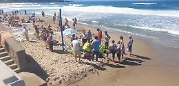 Turista muore per un malore in acqua a Cefalù, un'altra salvata dopo caduta nel Trapanese
