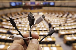 Ue, caricabatterie universale per cellulari e pc: arriva il s&igrave; dell'Europarlamento