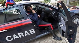 Tenta di sfondare la porta per aggredire la moglie barricata in casa con i tre figli minorenni