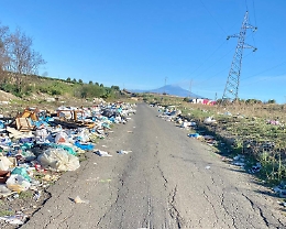 Lentini (Sr): vista dell’Etna "sporcata" da questo scempio