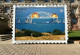 Ponte Crimea distrutto, il francobollo dell'Ucraina per "festeggiare"