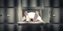 Finisce all'obitorio ma è ancora vivo: muore dentro un sacco per cadaveri