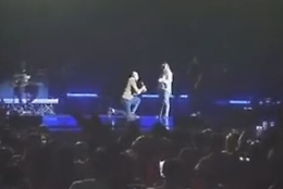 Vichy a Cristina sul palco con Gigi D'Alessio al Metropolitan di Catania: «Mi vuoi sposare?»