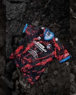 Catania, ecco la terza maglia: l'Etna e la lava protagonisti