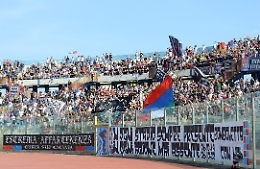 Catania, lancia un fumogeno in campo: Daspo di cinque anni per un ultras