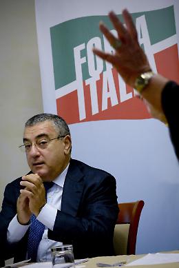 Camorra: notificati arresti domiciliari all'ex senatore Cesaro