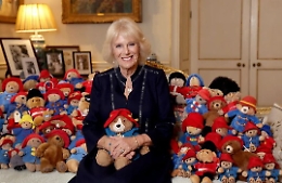 In beneficenza gli orsetti Paddington lasciati per omaggiare Elisabetta