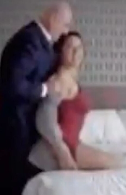 Usa, candidato a Congresso Ny gira video porno come spot