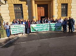 Sindaci agrigentini e agricoltori in sit in dinanzi la Prefettura di Agrigento