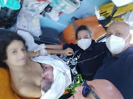Bimbo nasce in ambulanza del 118: madre e figlio stanno bene