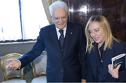 A Giorgia Meloni l'incarico di formare il governo: è il primo premier donna d'Italia