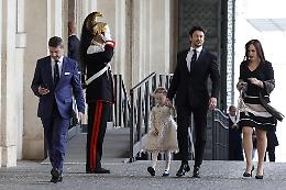 Giorgia Meloni, la piccola Ginevra e il pap&agrave; Andrea elegantissimi per il giuramento