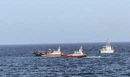 Bimbi arsi vivi sul barcone, un'avaria al motore la causa dell'incendio