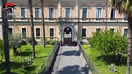 Armi e droga in seminterrato di un palazzo di Librino: scatta il sequestro (VIDEO)