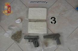 Armi e due chili di cocaina in casa: 18enne arrestato a Catania