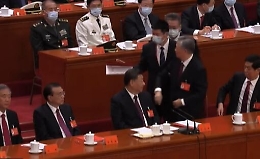 Cina, l'ex presidente Hu Jintao portato via a forza dal congresso del Pcc