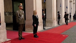 Governo, cambio di scarpe per Giorgia Meloni