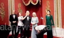 Torte sulla statua di cera di re Carlo d''Inghilterra