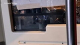 L'autista del bus che guarda un film mentre guida a Roma