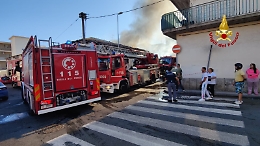 Incendio a Picanello: le fiamme divampate in un deposito di elettrodomestici