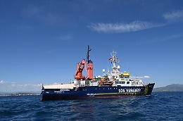 L'Ue avvisa l'Italia: «Salvataggi in tempi brevi». E in 800 attendono "porto sicuro"