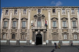 Tumore al seno, il Municipio di Catania si illumina di rosa