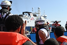 Lampedusa, sbarcano in 150 ma altre  mille persone attendono un porto sicuro sulle navi delle Ong