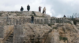 Enna, 42enne cade dal costone della Rocca di Cerere e muore