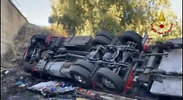 Aci S. Antonio, camion giù da cavalcavia dell'A18 finisce sulla strada sottostante