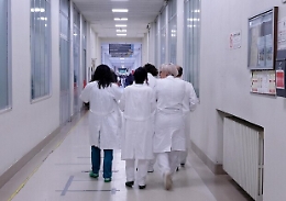 «I medici no vax stiano lontani dai pazienti a rischio»,  l'ira dei sindacati dei camici bianchi