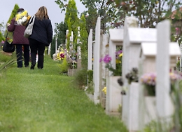 Ragazzino percorre 35 km in bici per un fiore su tomba bisnonna