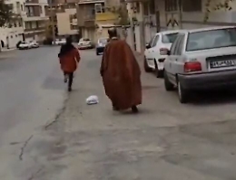 In Iran giovani dimostranti tolgono il turbante ai religiosi