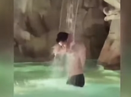 Fa il bagno nella fontana di piazza Navona: il video virale sul web