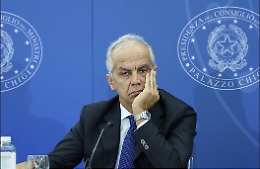 Navi Ong, il pugno duro di Piantedosi: «Humanity 1 resti in rada a Catania, ma chi non ha diritto non sbarca»